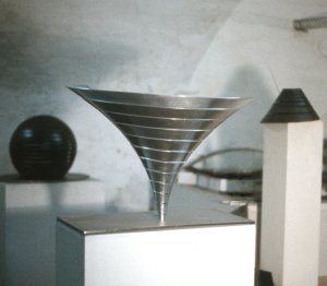 Martin Willing: Parabolkegel, 1991, Duraluminium (25-60 mm, L 8,1 m), gelasert, gebogen,vorgespannt, Edelstahlplatte, H 47 cm, � 70 cm